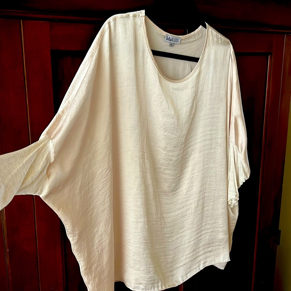 TUTU&LILLI BELLA dolman sleeve top, cream, size M/L, EUC